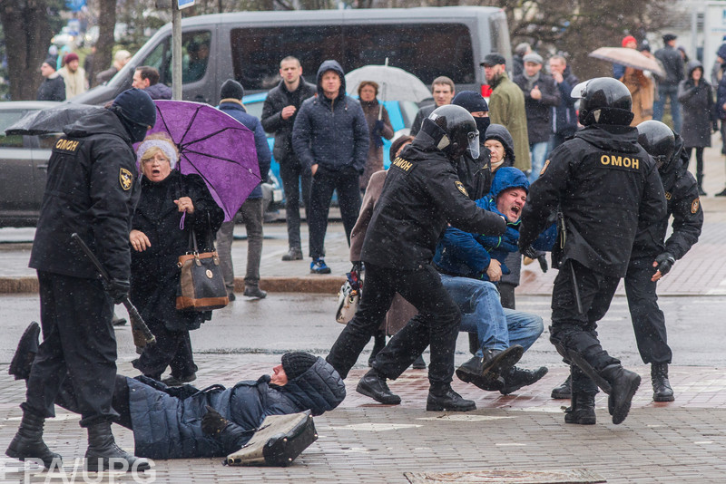 epa05869964 Police officers detain a protester during a rally marking the unofficial 'Freedom Day' in Minsk, Belarus, 25 March 2017. Freedom Day is an unofficial holiday in Belarus in commemoration of the creation of the Belarusian People's Republic (BPR) on 25 March 1918. The Belarusian government does not recognize 25 March as a holiday due to the fact that the BPR was proclaimed under German occupation.  EPA/STRINGER